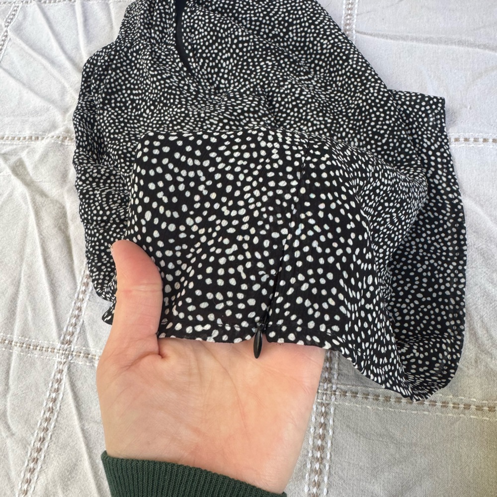 Notations Black and White Fitted Sleeveless Blouse - Picture 6 of 9